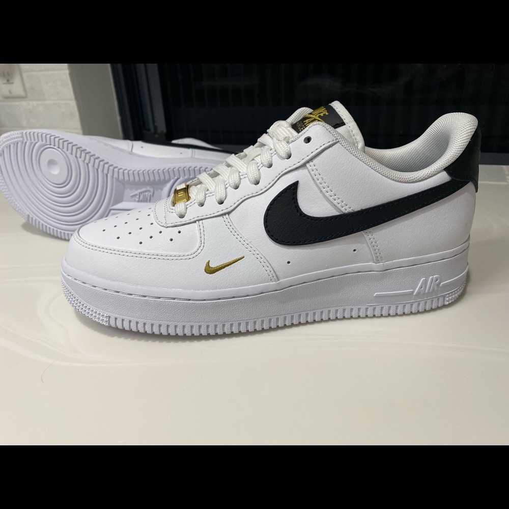 Womens Nike Air Force Ones size 9 brand new sneaker never worn no box